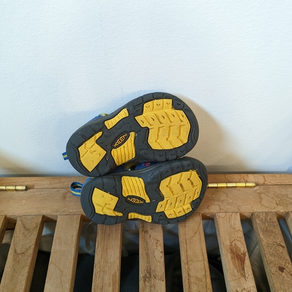 Keen Newport H2 Sandals Car Surf Board Print Blue Red Yellow Hiking Sandals - Picture 7 of 9